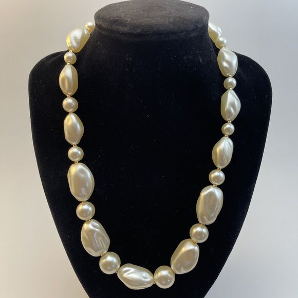 Vintage Necklace Gold Tone Acrylic Chunky Faux Pearl Beaded 16” B#6 - Picture 3 of 15